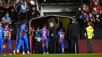 Inilah momen terakhir Koeman masuk ke tunnel menuju ruang ganti sebagai pelatih Barcelona. (Foto: AP/Manu Fernandez)