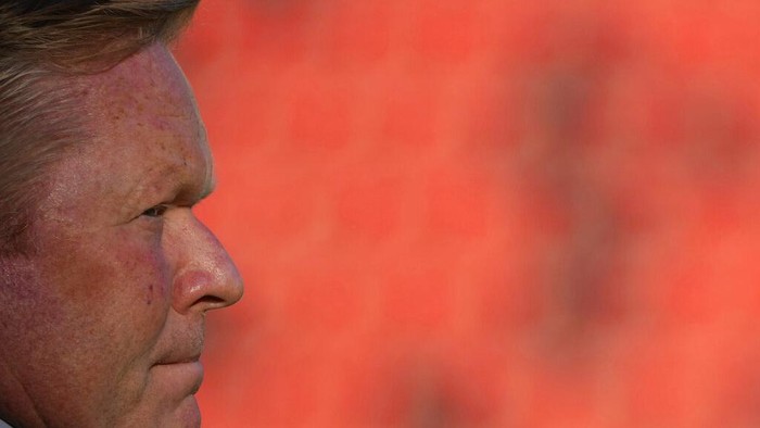 Barcelona's head coach Ronald Koeman checks the field ahead of the Spanish La Liga soccer match between Rayo Vallecano and FC Barcelona at the Vallecas stadium in Madrid, Spain, Wednesday, Oct. 27, 2021. (AP Photo/Manu Fernandez)