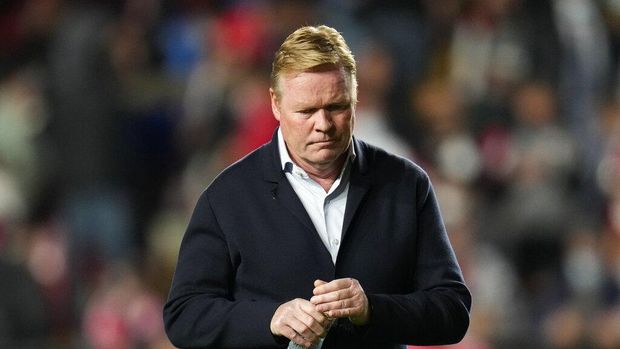 Barcelona's head coach Ronald Koeman heads back down the tunnel at half time during a Spanish La Liga soccer match between Rayo Vallecano and FC Barcelona at the Vallecas stadium in Madrid, Spain, Wednesday, Oct. 27, 2021. (AP Photo/Manu Fernandez)