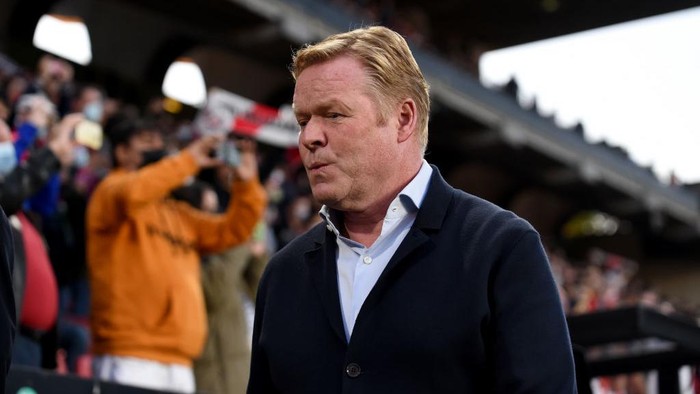 MADRID, SPAIN - OCTOBER 27: Ronald Koeman the coach of Barcelona during the LaLiga Santander match between Rayo Vallecano and FC Barcelona at Campo de Futbol de Vallecas on October 27, 2021 in Madrid, Spain. (Photo by Denis Doyle/Getty Images)