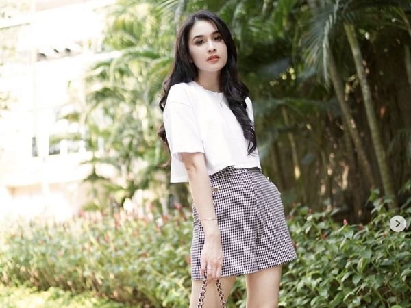 8 Gaya Sandra Dewi Pakai Tas Mahal, Kini Dijual karena Lemari Mau Meledak