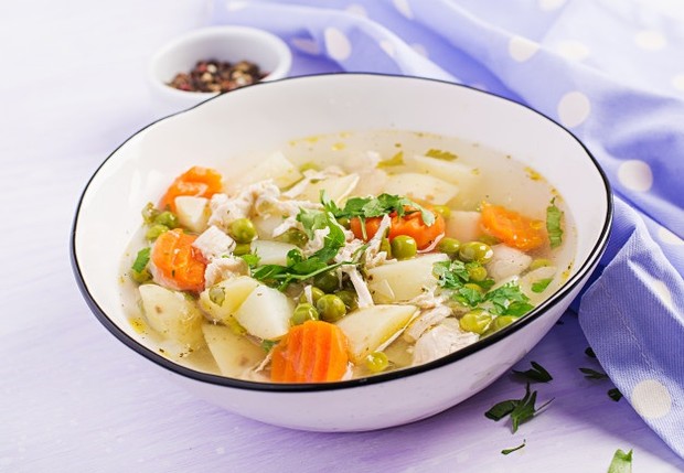 Sayur sop sebagai menu diet, rendah kalori dan menyehatkan/Foto: freepik.com/timolina