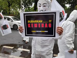 Demo Massa Bertopeng di Depan Kemenag, Desak Gus Yaqut Mundur