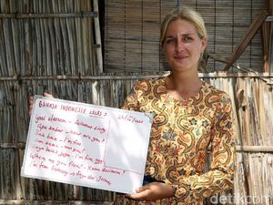 Semangat Bule di Papua Ajarkan Anak-anak Bahasa Inggris-Indonesia