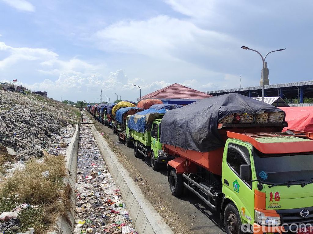 TPA Sampah di Jabon Sidoarjo Overload, Puluhan Truk Tak Bisa Bongkar Muatan