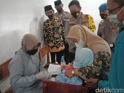 Santriwati di Jombang Sempat Menangis Histeris Takut Divaksin