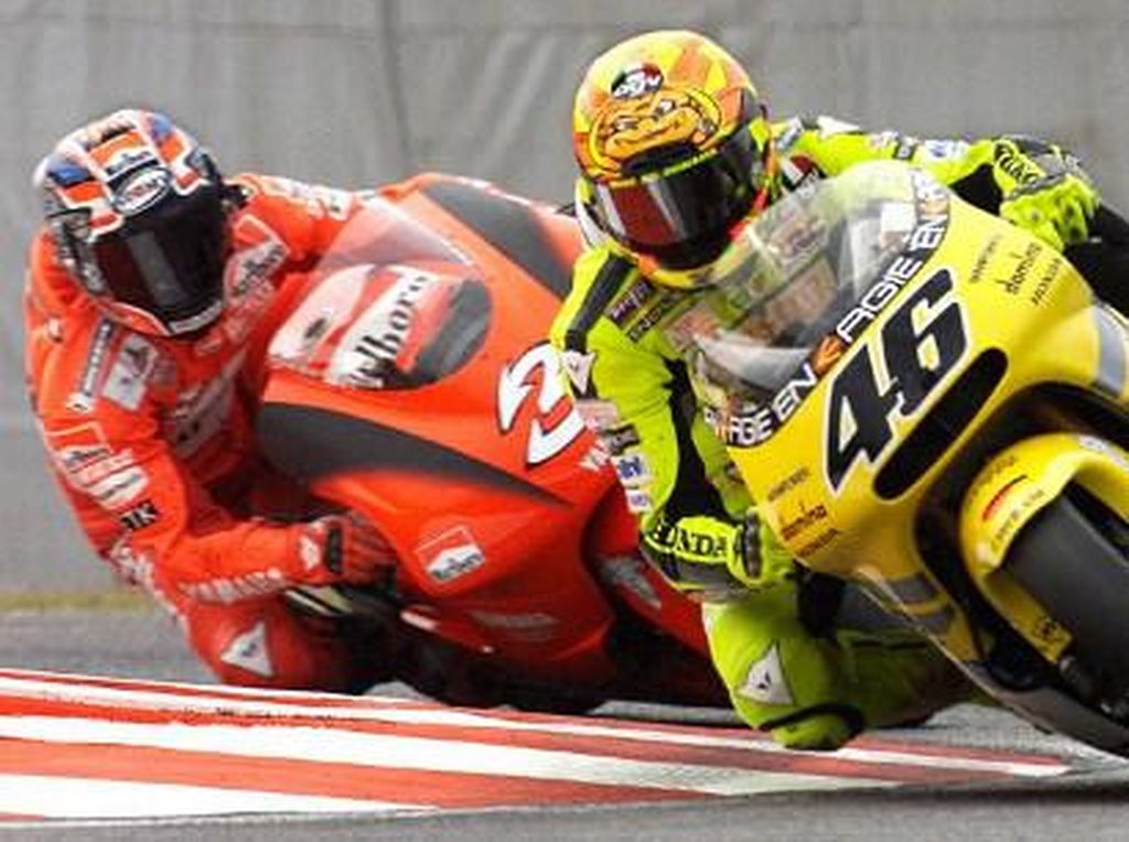 Rossi Kenang Momen Acungkan Jari Tengah ke Biaggi di Jepang 2001
