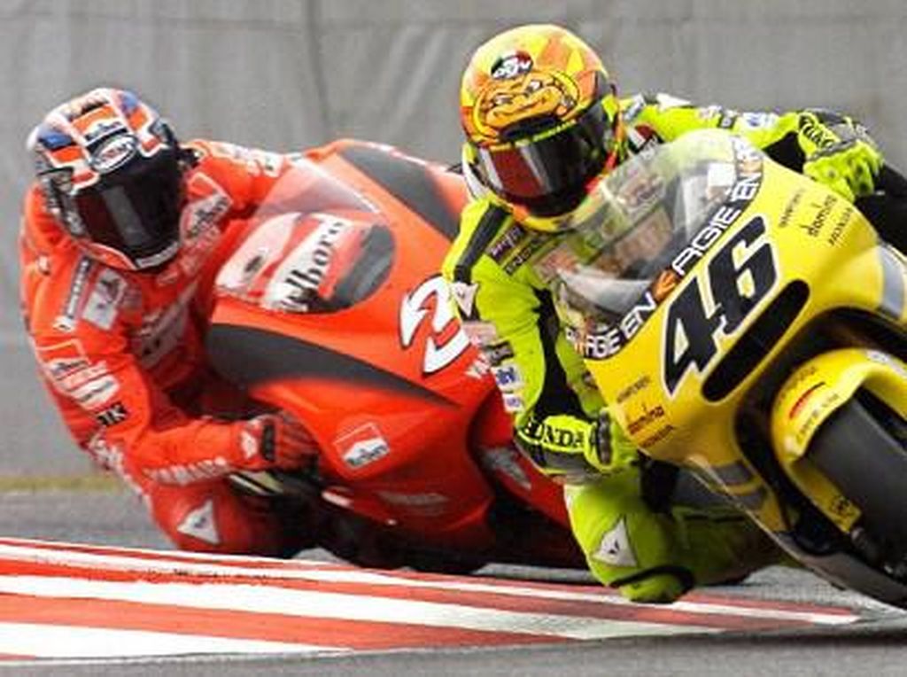 Rossi Kenang Momen Acungkan Jari Tengah ke Biaggi di Jepang 2001 Rossi Kenang Momen Acungkan Jari Tengah ke Biaggi di Jepang 2001
