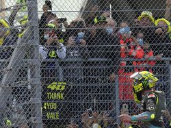 Ini Dia Fans Paling Mujur di Dunia: Nonton MotoGP Tangkap Helm Rossi Senilai Rp 1,6 M