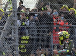 Ini Dia Fans Paling Mujur di Dunia: Nonton MotoGP Tangkap Helm Rossi Senilai Rp 1,6 M