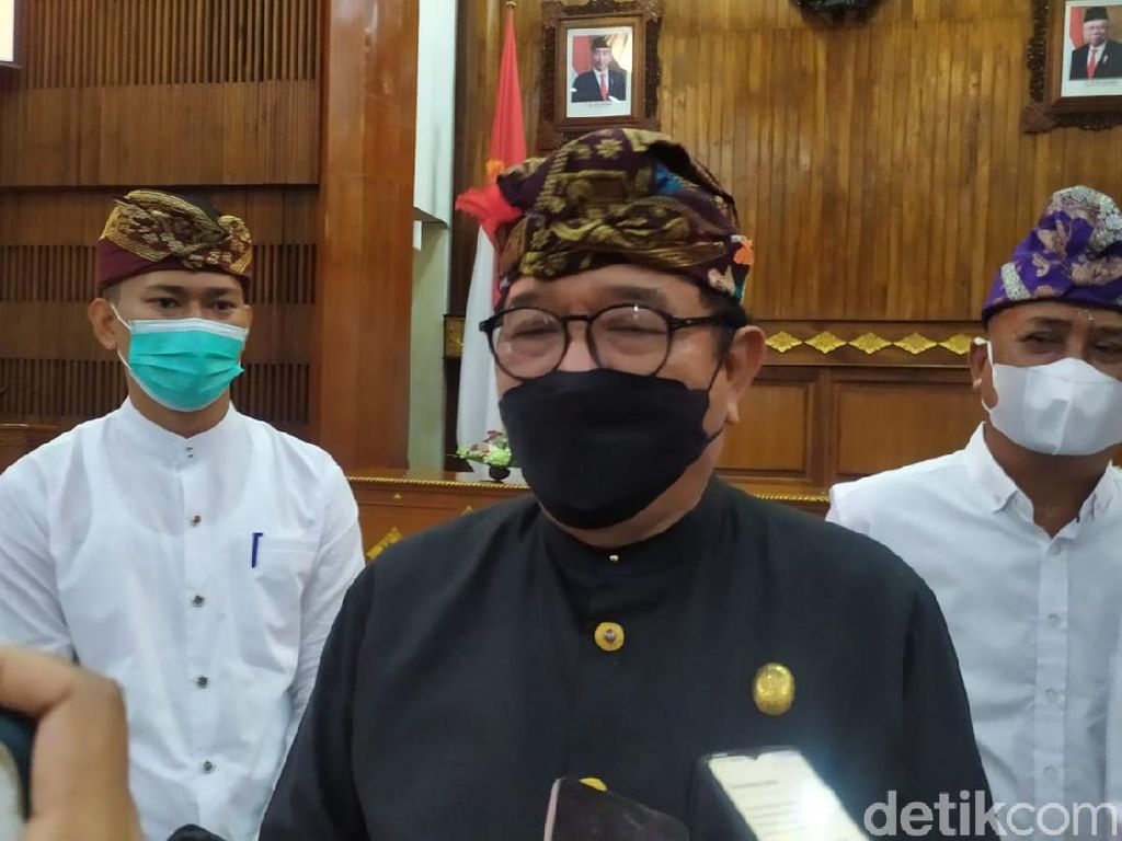 Wagub Bali Minta Bar Taat Prokes: Jangan Sampai Disorot Pusat Terus Wagub Bali Minta Bar Taat Prokes: Jangan Sampai Disorot Pusat Terus