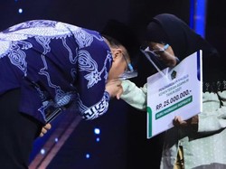 Kisah Neneh Hasanah, Masih Mengajar di Usia 86 Tahun sejak 1953