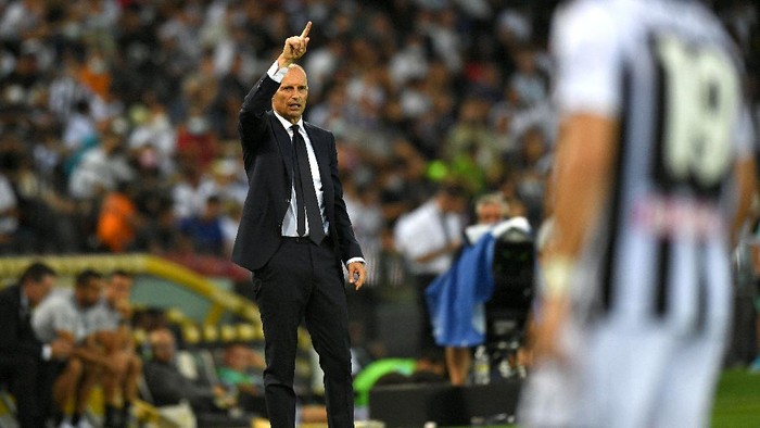 UDINE, ITALY - AUGUST 22: Massimiliano Allegri head coach of Juventus issues instructions to his players during the Serie A match between Udinese Calcio v Juventus at Dacia Arena on August 22, 2021 in Udine, Italy. (Photo by Alessandro Sabattini/Getty Images)