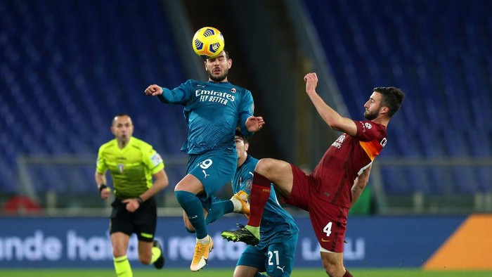 ROME, ITALY - FEBRUARY 28: Theo Hernandez of AC Milan challenges for the high ball with Bryan Cristante of Roma  during the Serie A match between AS Roma and AC Milan at Stadio Olimpico on February 28, 2021 in Rome, Italy. Sporting stadiums around Italy remain under strict restrictions due to the Coronavirus Pandemic as Government social distancing laws prohibit fans inside venues resulting in games being played behind closed doors. (Photo by Paolo Bruno/Getty Images)