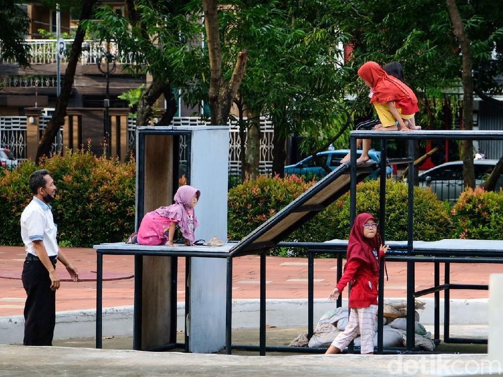 Asyiknya Bermain Tanpa Gadget di Luar Rumah Asyiknya Bermain Tanpa Gadget di Luar Rumah