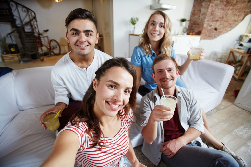 Pasangan yang ekstrovert terkadang juga ingin mengenalkanmu dengan teman-temannya untuk menghindari perasaan curiga.