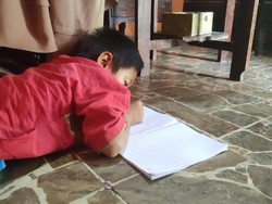 Pilu Bocah Kelamin Ganda di Cianjur Di-bully, Mari Bantu Dia Ceria Lagi