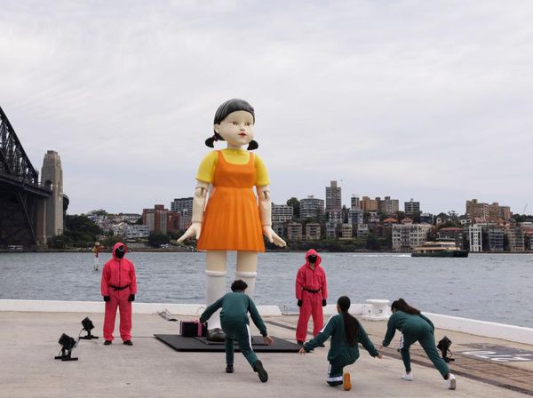 Boneka Younghee Squid Game Kini Ada di Sydney!