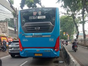 Sopir Diduga Ngantuk, Bus TransJakarta Tabrak Separator di Jaksel