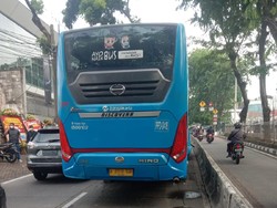 Sopir Diduga Ngantuk, Bus TransJakarta Tabrak Separator di Jaksel