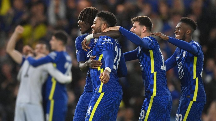 LONDON, ENGLAND - OCTOBER 26: Trevoh Chalobah, Mason Mount and Callum Hudson-Odoi of Chelsea congratulate teammate Reece James after he scored the winning penalty in the Carabao Cup Round of 16 match between Chelsea and Southampton at Stamford Bridge on October 26, 2021 in London, England. (Photo by Justin Setterfield/Getty Images)