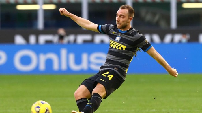 MILAN, ITALY - FEBRUARY 28: Christian Eriksen of FC Internazionale in action during the Serie A match between FC Internazionale and Genoa CFC at Stadio Giuseppe Meazza on February 28, 2021 in Milan, Italy. (Photo by Marco Luzzani/Getty Images)
