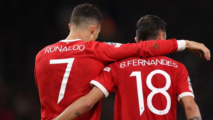 MANCHESTER, ENGLAND - OCTOBER 20: Cristiano Ronaldo of Manchester United interacts with Bruno Fernandes of Manchester United during the UEFA Champions League group F match between Manchester United and Atalanta at Old Trafford on October 20, 2021 in Manchester, England. (Photo by Naomi Baker/Getty Images)