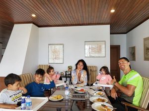 Momen Romantis Cristiano Ronaldo dan Georgina Saat Makan Bersama Momen Romantis Cristiano Ronaldo dan Georgina Saat Makan Bersama