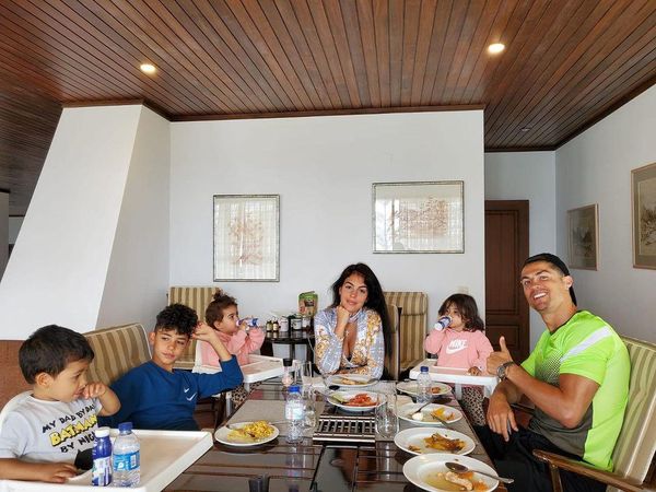Momen Romantis Cristiano Ronaldo dan Georgina Saat Makan Bersama