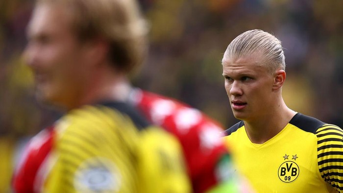 DORTMUND, GERMANY - OCTOBER 16: Erling Haaland of Borussia Dortmund looks on during the Bundesliga match between Borussia Dortmund and 1. FSV Mainz 05 at Signal Iduna Park on October 16, 2021 in Dortmund, Germany. (Photo by Dean Mouhtaropoulos/Getty Images)
