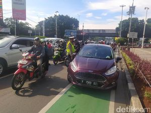 Lalin Padat-Klakson Bersahutan Saat Polisi Tilang Mobil di Gage Fatmawati