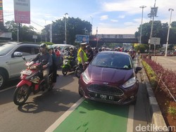 Lalin Padat-Klakson Bersahutan Saat Polisi Tilang Mobil di Gage Fatmawati
