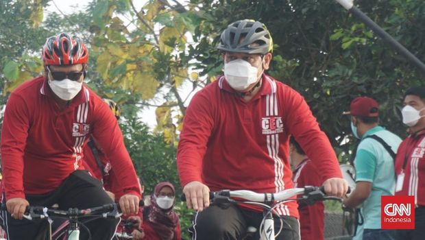 Firli Bahuri asyik menabuh bedug bass bersama grup angklung di Warung Kopi Klotok, Sleman.