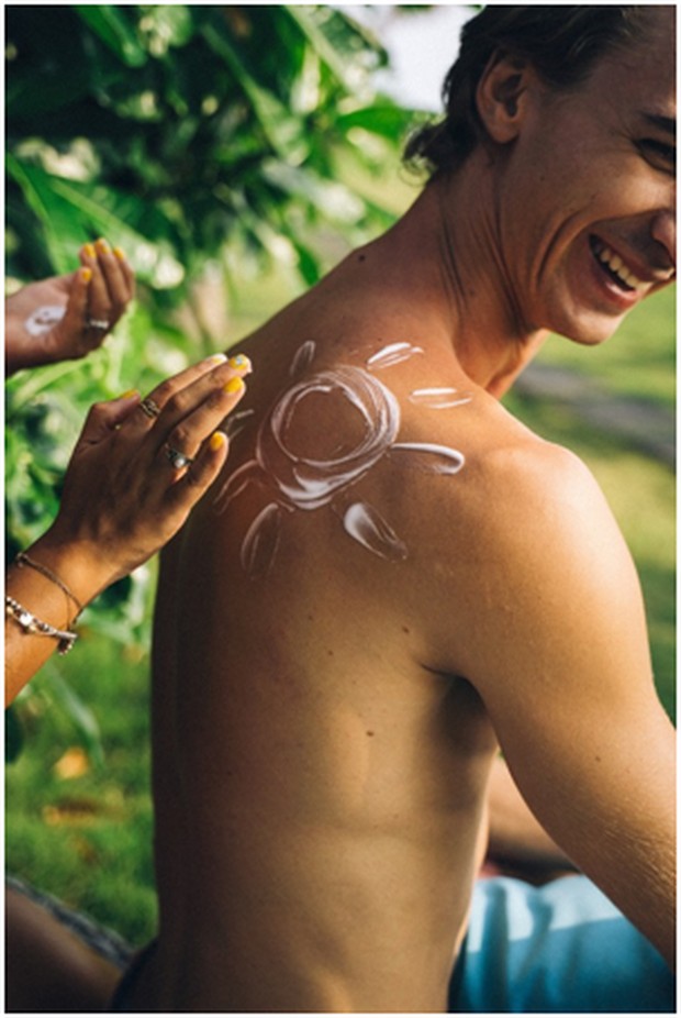 Ilustrasi pemakaian Neutrogena Sheer Zinc Dry-Touch Sunscreen with Broad Spectrum SPF 50.
