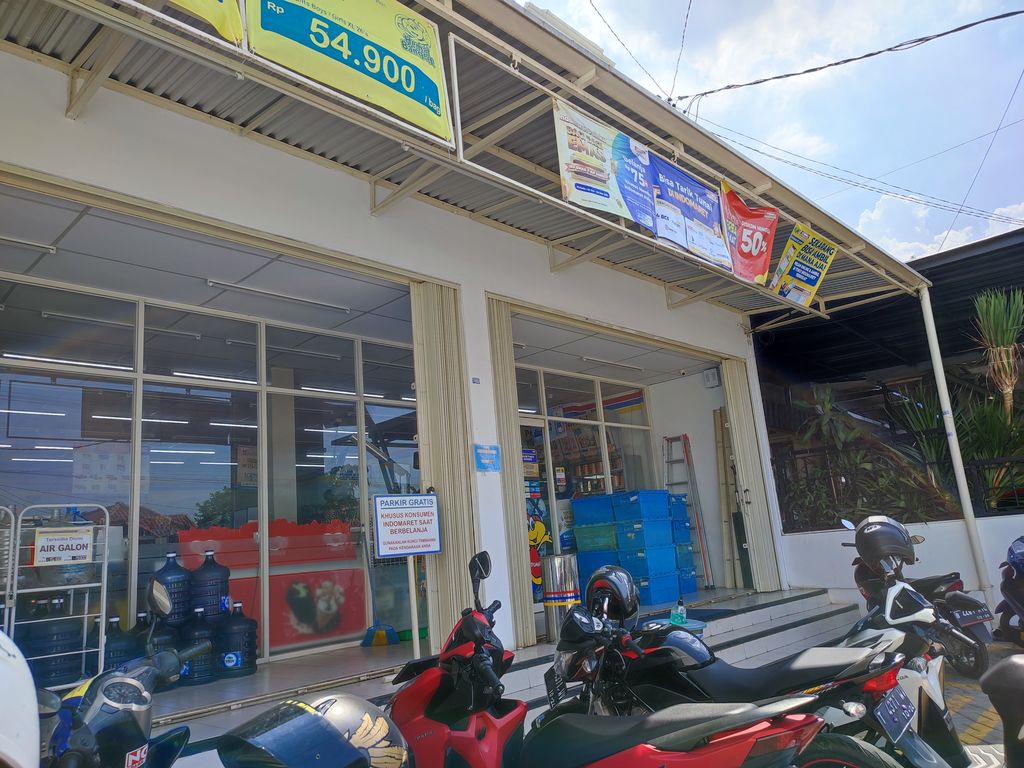 Indomaret Bekasi turunkan spanduk 'Ditagih Parkir Lapor Polisi' (Foto: Nahda/detikcom)