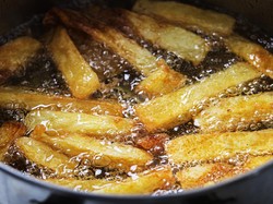 Jangan Dibuang! Minyak Jelantah Bisa Diolah Jadi Pupuk hingga Pembersih Lantai