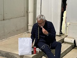 Kelakuan Mourinho Setelah Panjat Pagar, Ngemper di Luar Stadion