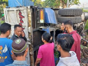 Biker di Probolinggo Tewas Tertimpa Truk Terguling Gegara Asal Nyebrang