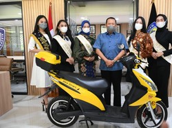 Bamsoet Hadiahkan Motor Listrik ke Puteri Otonomi Daerah 2021