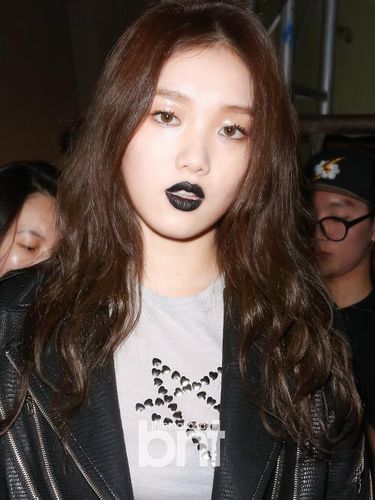 Lee Sung Kyung dengan lipstik hitam