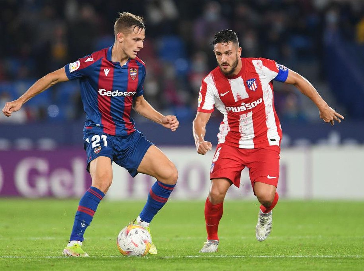 Dani Gomez (kiri) berusaha melindungi bola dari Koke. Foto: Getty Images/Aitor Alcalde