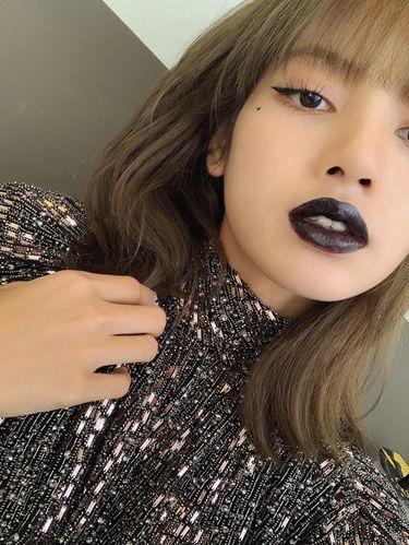 Lisa BLACKPINK dengan lipstik hitam