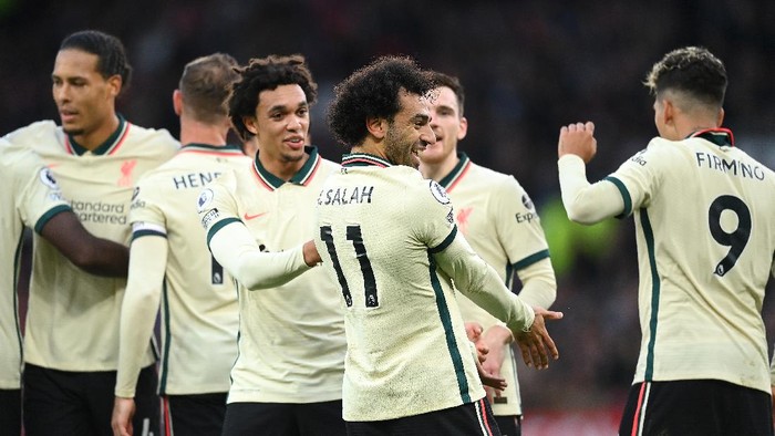 MANCHESTER, ENGLAND - OCTOBER 24: Mohamed Salah of Liverpool celebrates after scoring their sides fourth goal with Trent Alexander-Arnold and team mates during the Premier League match between Manchester United and Liverpool at Old Trafford on October 24, 2021 in Manchester, England. (Photo by Michael Regan/Getty Images)