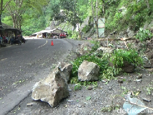 Penampakan Longsor Tutup Akses Jalan Lumajang-Malang
