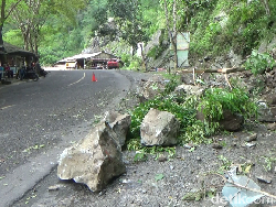 Longsor Ganggu Jalur Lintas Selatan Lumajang-Malang