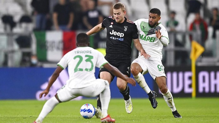 Juventus Matthijs de Ligt, center, in action during the Italian Serie A soccer match between Juventus and Sassuolo at the Allianz Stadium in Turin, Italy, Wednesday, Oct. 27, 2021. (Fabio Ferrari /LaPresse via AP)