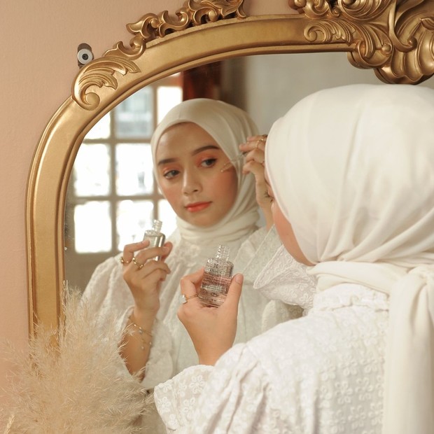 memakai serum/ foto : instagram.com/kiehlsid