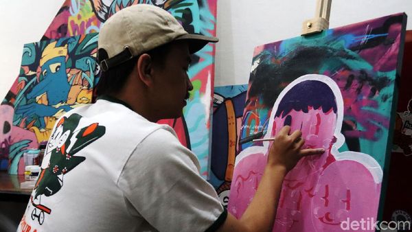 Pemuda di Bandung Ini Peringati Sumpah Pemuda dengan Melukis