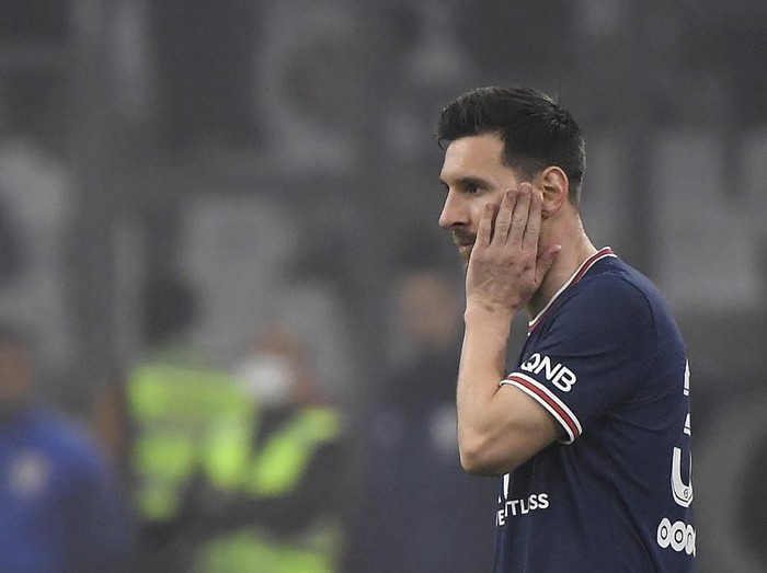 Paris Saint-Germain's Argentinian forward Lionel Messi reacts during the French L1 football match between Olympique Marseille (OM) and Paris Saint-Germain's (PSG) at Stade Velodrome in Marseille, southern France, on October 24, 2021. (Photo by NICOLAS TUCAT / AFP)