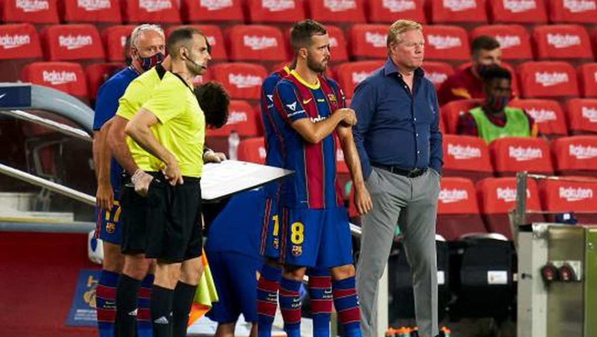 Hubungan Pjanic (nomor 8) dan Koeman (kanan) tak begitu harmonis di Barcelona. Foto: Pedro Salado/Quality Sport Images/Getty Images